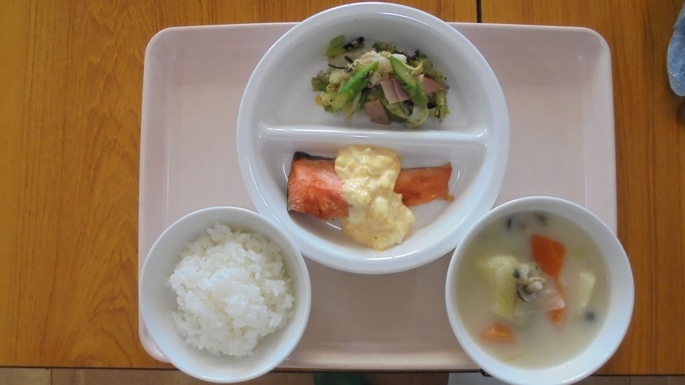 集会後の給食でみんなで美味しくいただきました