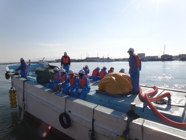 2艘に分乗して海面養殖場へ